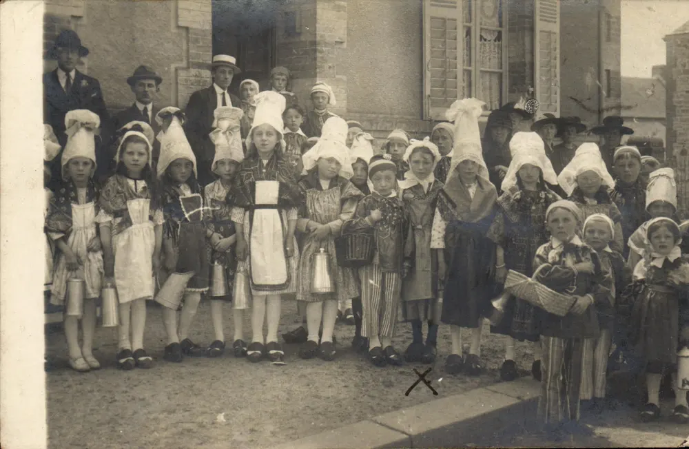 Kinderen in traditionele kleding — School of lokale feest — Uitgever niet geïdentificeerd, serie-nummer niet zichtbaar - Voorkant