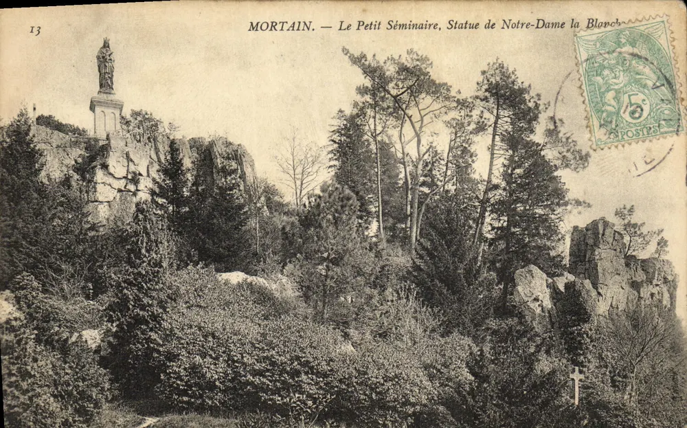Mortain — Das kleine Seminar, Statue der Notre-Dame la Blanche - Vorderseite