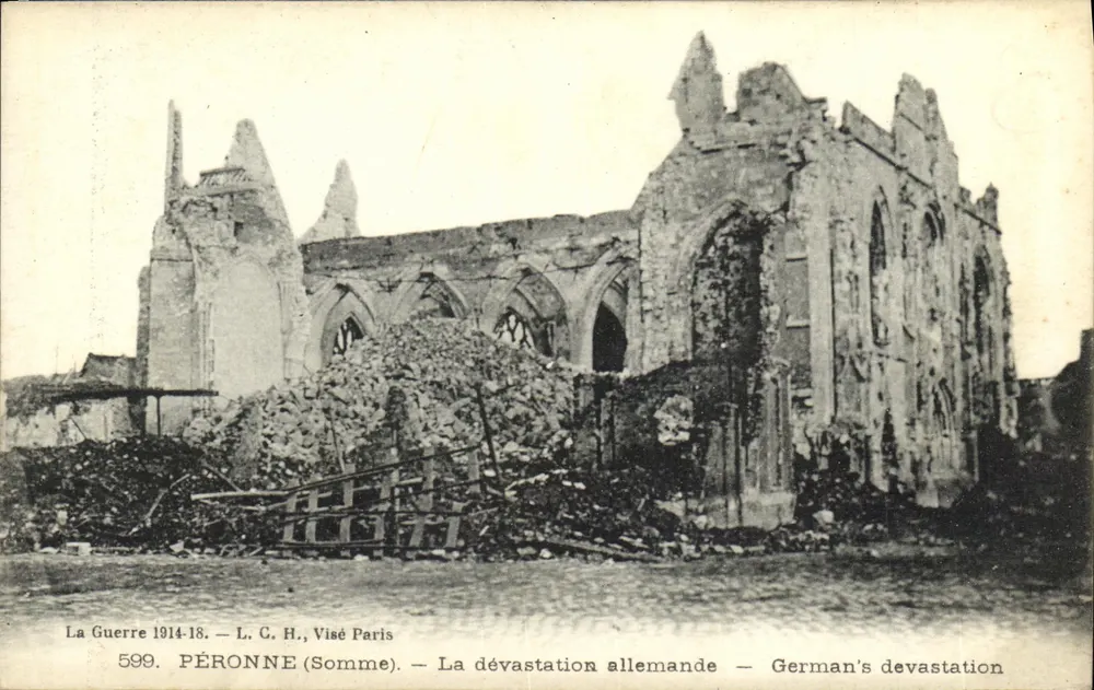 Péronne (Somme) — Ruínas da igreja após a guerra — L. C. H., Visé Paris, n° 599 - Frente