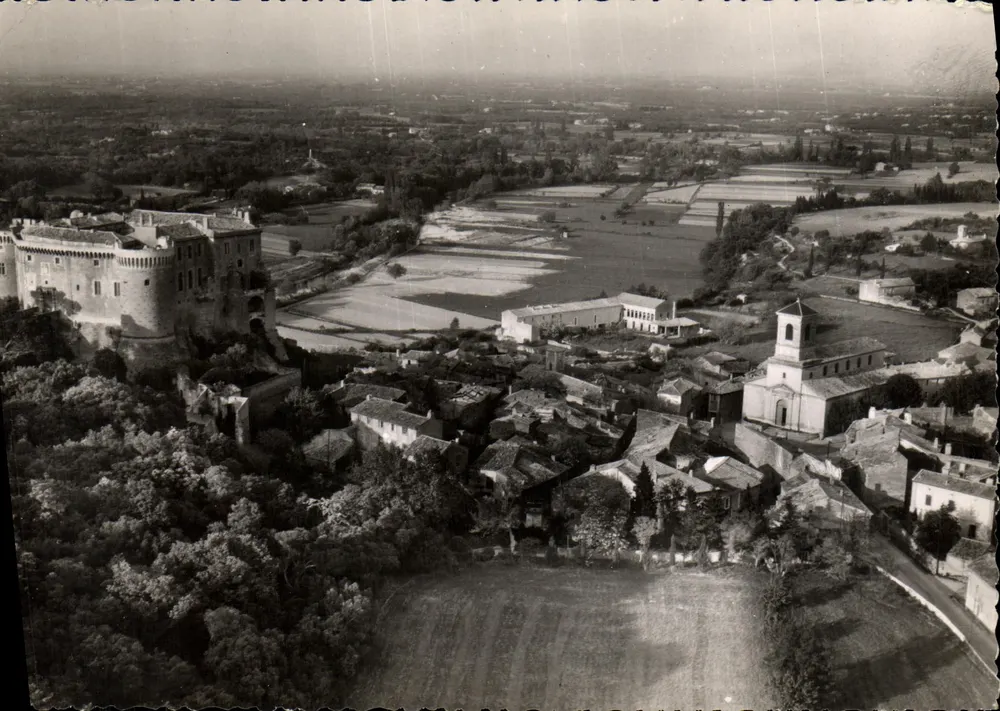 Suzé-la-Rousse — Luftbild der Stadt und des Schlosses (14. Jahrhundert) — Luftbilder CELLARD - LYON - Vorderseite