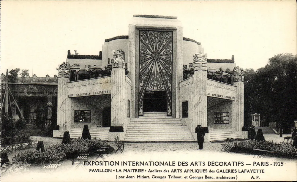 Pavillon « La Maitrise » — Internationale Ausstellung der dekorativen Künste — Paris 1925 — Ateliers des Arts Appliqués des Galeries Lafayette — von Jean Hiriart, Georges Tribout und Georges Beau — A.P. - Vorderseite