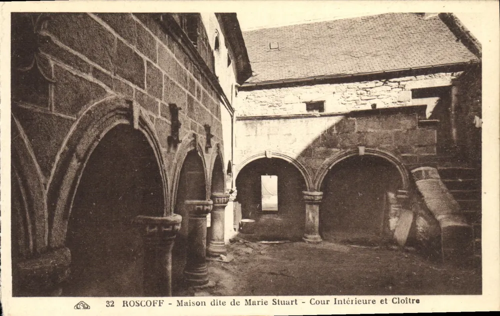 Roscoff - Casa dita de Marie Stuart - Pátio Interno e Claustro - Frente