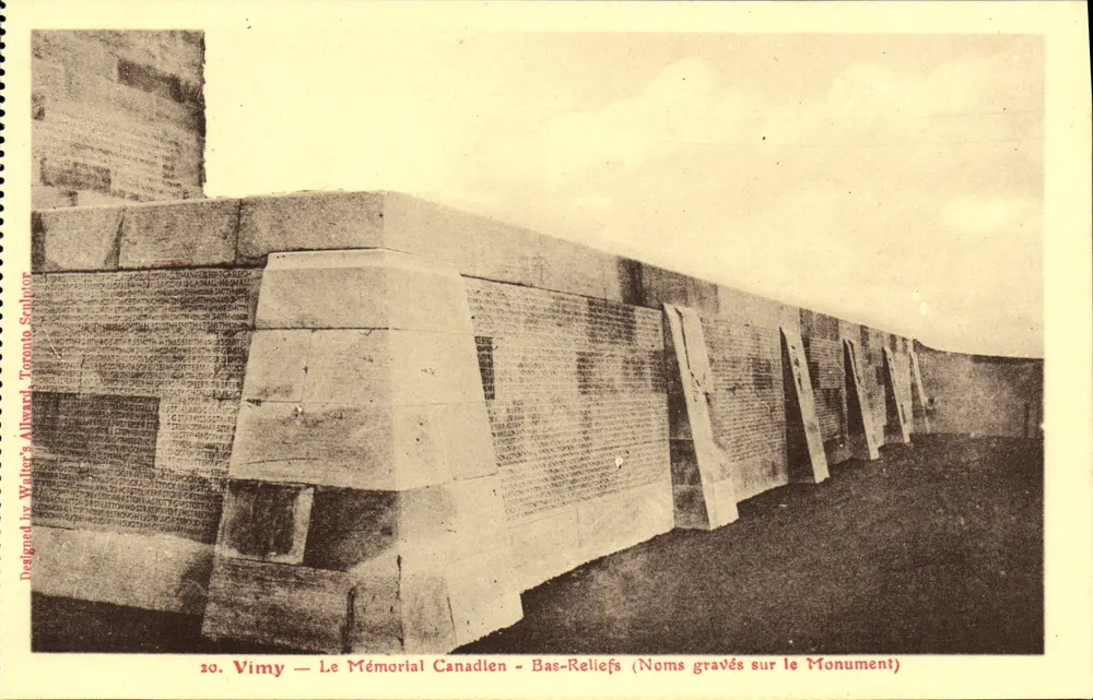 Vimy — Der kanadische Gedenkstein — Basreliefs (Namen auf dem Denkmal) — Entwurf von Walter Allward, Künstler aus Toronto - Vorderseite