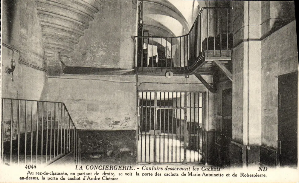 Die Conciergerie — Gänge, die zu den Zellen von Marie-Antoinette und Robespierre führen — Imp. Letellier, Paris - Vorderseite
