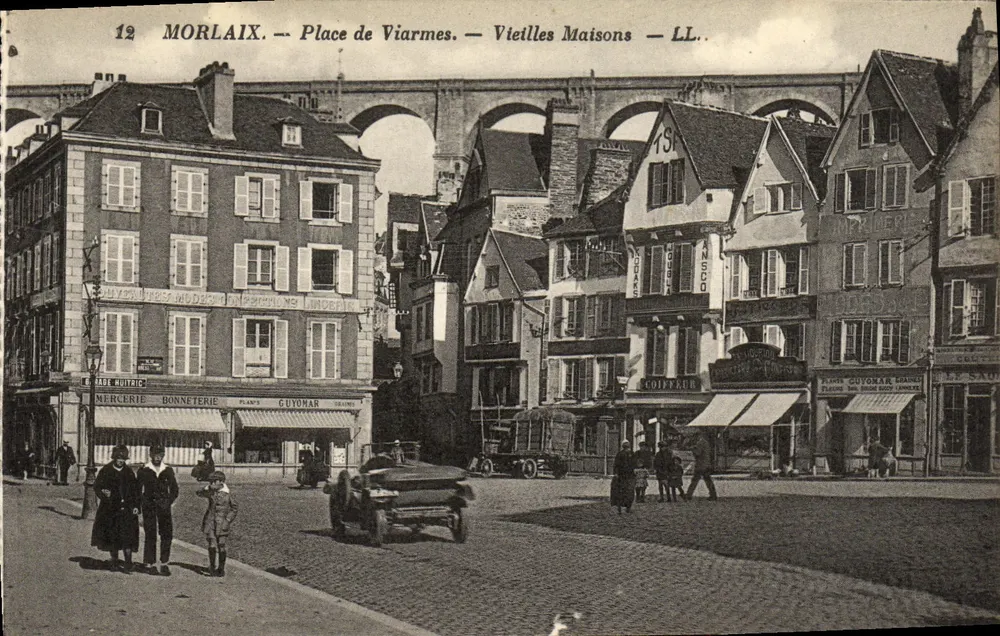 Morlaix — Place de Viarmes — Alte Häuser — LL. - Vorderseite