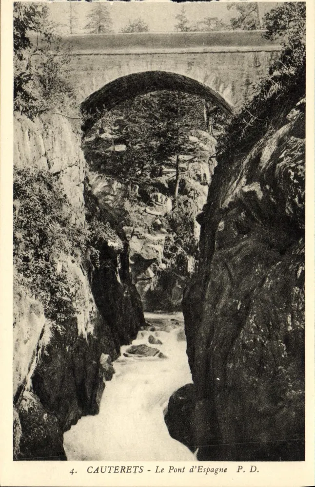 Cauterets - Le Pont d'Espagne — pont en pierre au-dessus d'un canyon avec un éditeur imprimé 'P. D.' - Frente