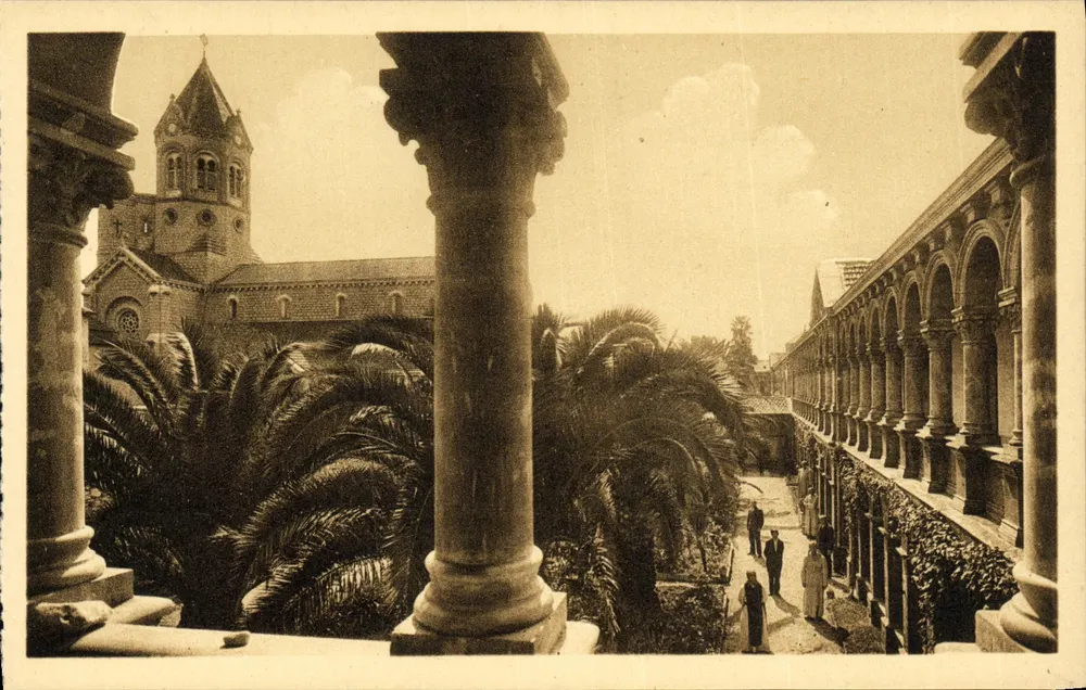 Insel Saint-Honorat — Kloster, Garten der Novizen und Galerie des modernen Cloisters — ADIA de St Réal - Vorderseite