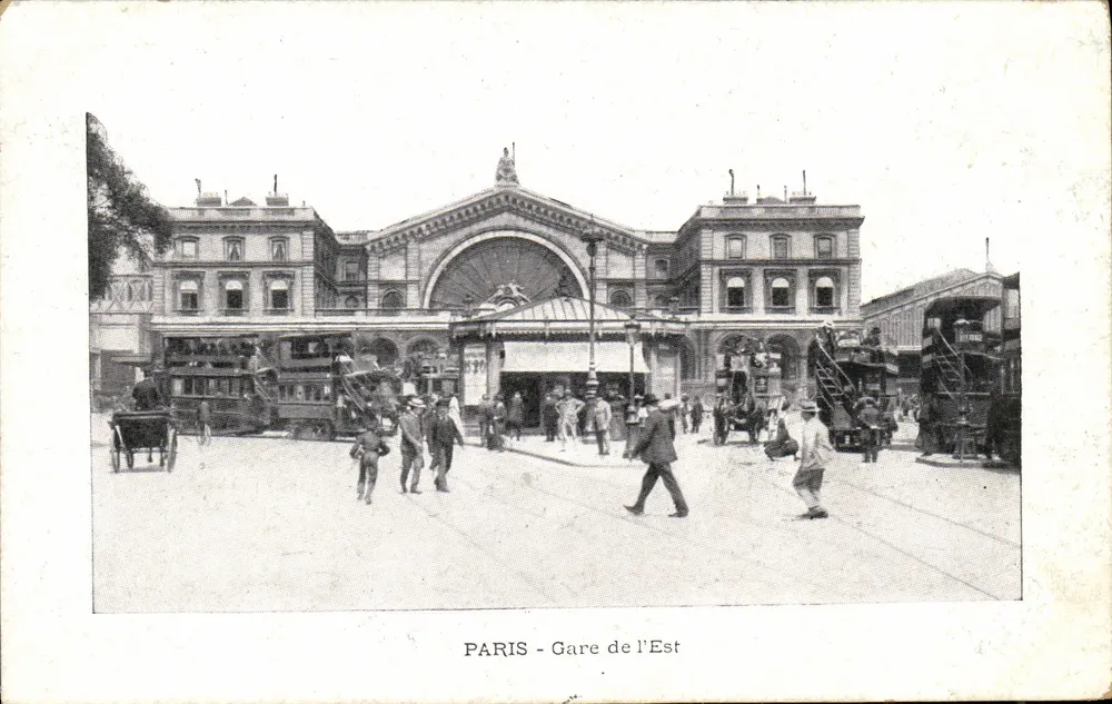 PARIS - Estação da Gare de l'Est — vista da entrada principal com pedestres e veículos — editor não identificado - Frente