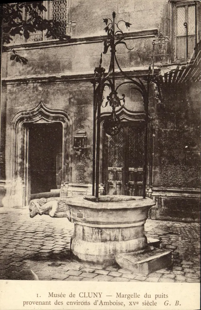 Musée de Cluny — Margelle des Brunnen aus der Umgebung von Amboise, 15. Jahrhundert — G. B. - Vorderseite