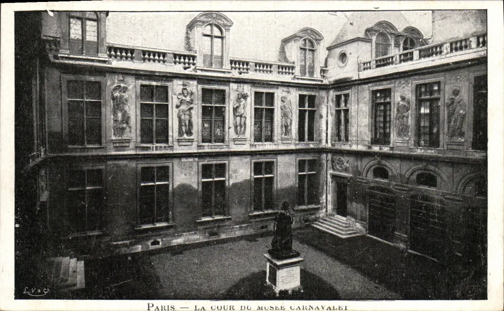 Paris — A cour do museu Carnavalet — LV & C - Frente