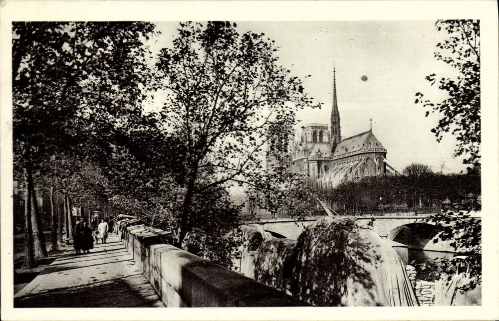 Paris - Os Quais - Notre-Dame — vista da catedral a partir de um ponte, editor A. Leconte, n°38 - Frente