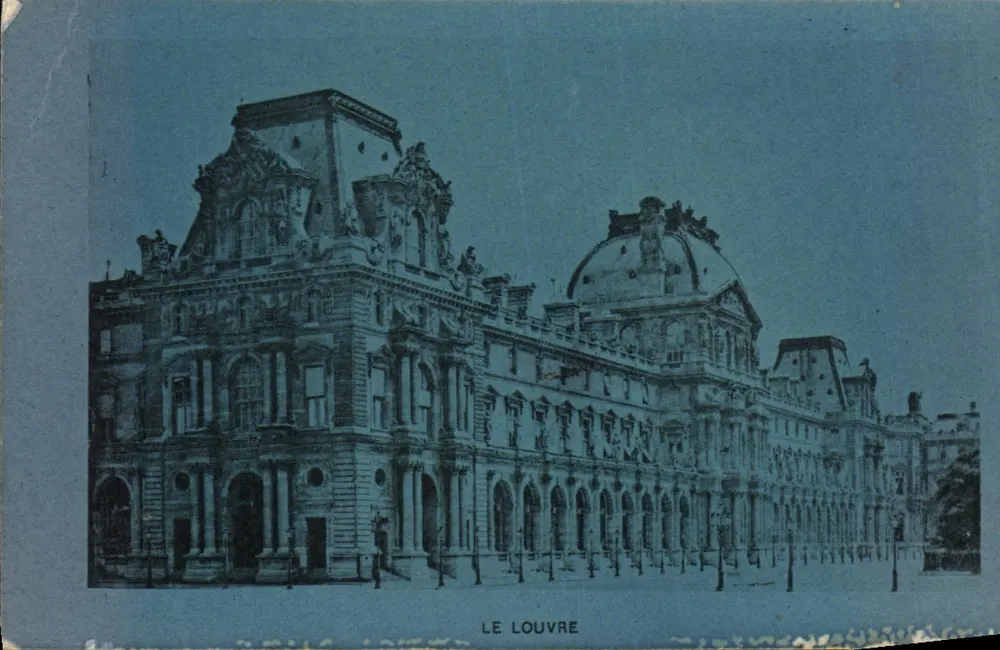 Le Louvre — façade principale avec colonnade et dôme — éditeur Chocolaterie Poulain, n°11 - Frente