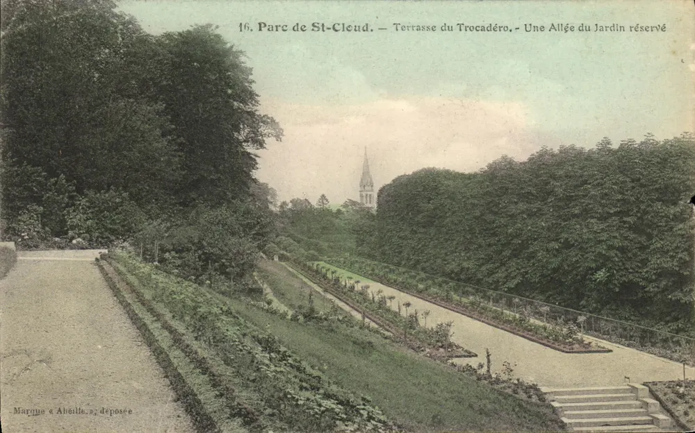 Park St-Clud — Terrasse des Trocadéro — Ein Weg im reservierten Garten — Markenzeichen « Abeille » - Vorderseite