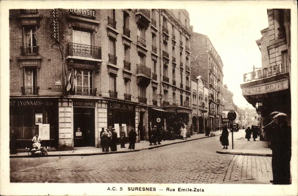 Suresnes — Rue Émile Zola — Straßenszene mit Schildern 'Crédit Lyonnais' und 'Dentiste' - Vorderseite