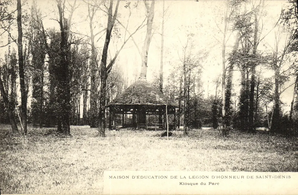 Kiosk im Park — École de la Légion d'Honneur de Saint-Denis — Verlag: Pierre REITT - Vorderseite