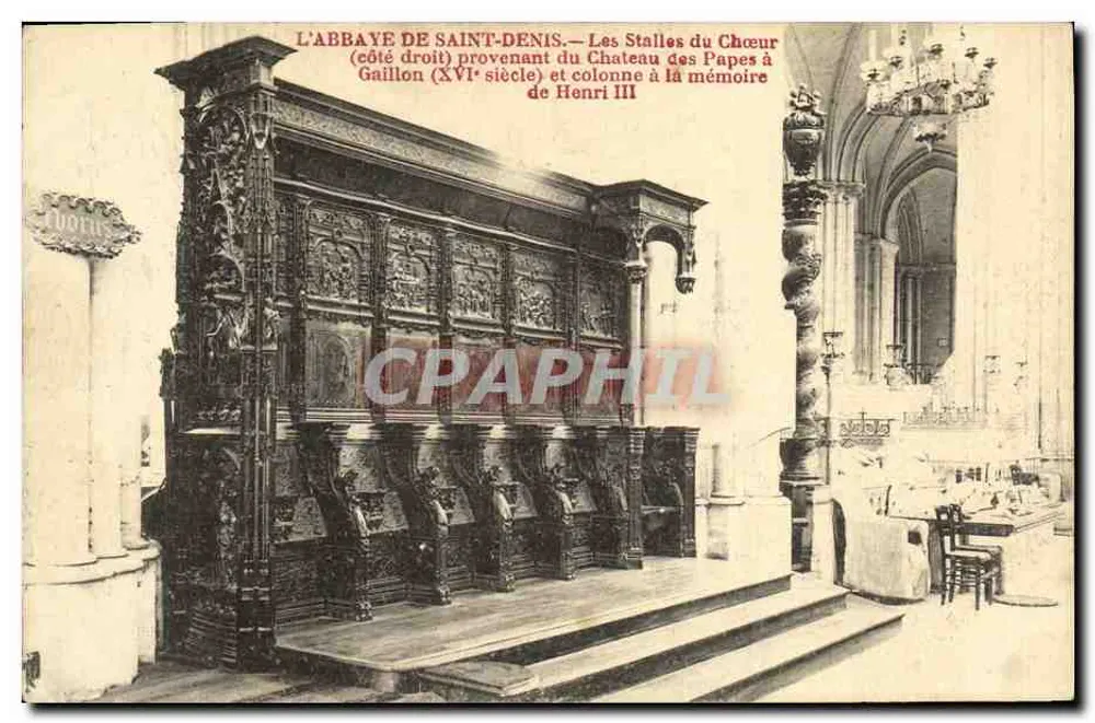 A ABBEY DE SAINT-DENIS — As Stalles do Coro (lado direito) provenientes do Castelo dos Papas em Gaillon (século XVI) e coluna em memória de Henrique III - Frente