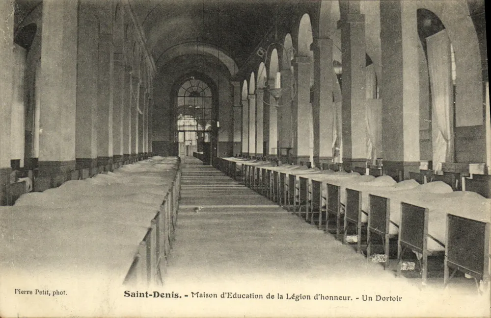 Saint-Denis - Bildungshaus der Ehrenlegion - Ein Schlafraum - Vorderseite