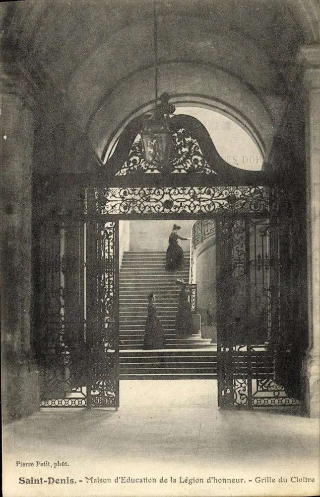 Saint-Denis - Bildungshaus der Ehrenlegion - Gitter des Cloisters — Pierre Petit, phot. - Vorderseite