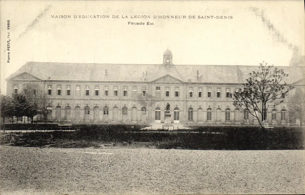 Bildungshaus der Ehrenlegion in Saint-Denis — Ostfassade — Pierre Petit, Paris - Vorderseite
