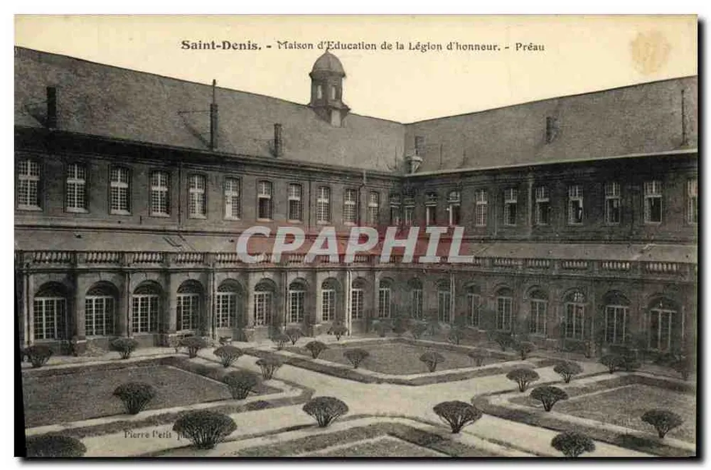 Saint-Denis — Bildungshaus der Ehrenlegion — Vorhof - Vorderseite