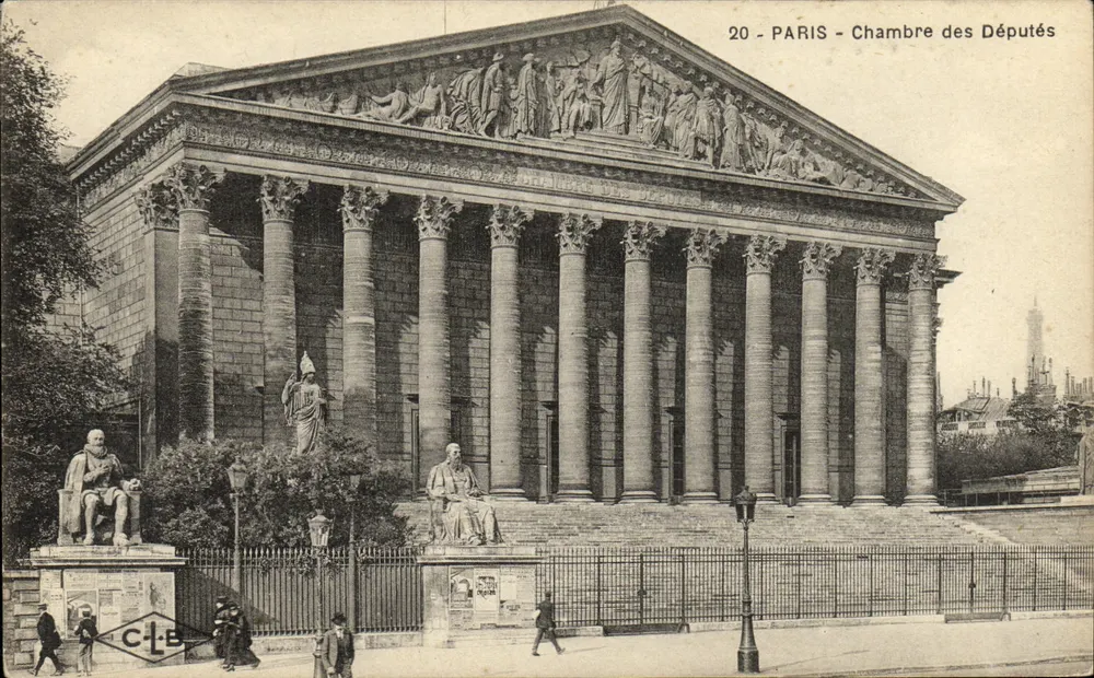 Paris - Câmara dos Deputados — vista da fachada clássica com colunatas e estátuas — editor CLE, n°20 - Frente