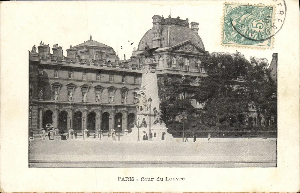 PARIS - Cour do Louvre — vista da cour com o monumento central — editor não visível - Frente