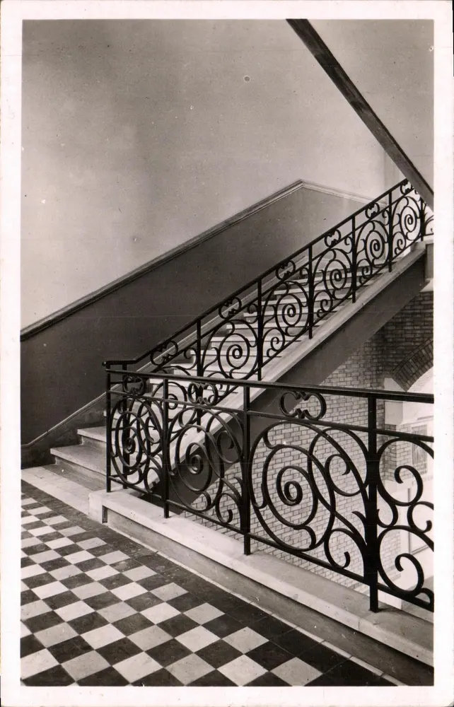 Großer Treppenaufgang — Katholisches Institut — Foto von P. Delbo, rue d'Assas, Paris (6e) - Vorderseite