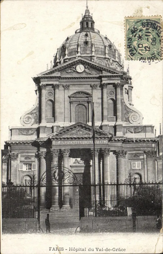 Paris - Hôpital du Val-de-Grâce — façade principale avec dôme et inscription 'SACRÉE VIERGE MARIE' - Frente