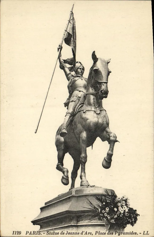 Estatua de Juana de Arco a caballo — Plaza de las Pirámides — LL - Anverso