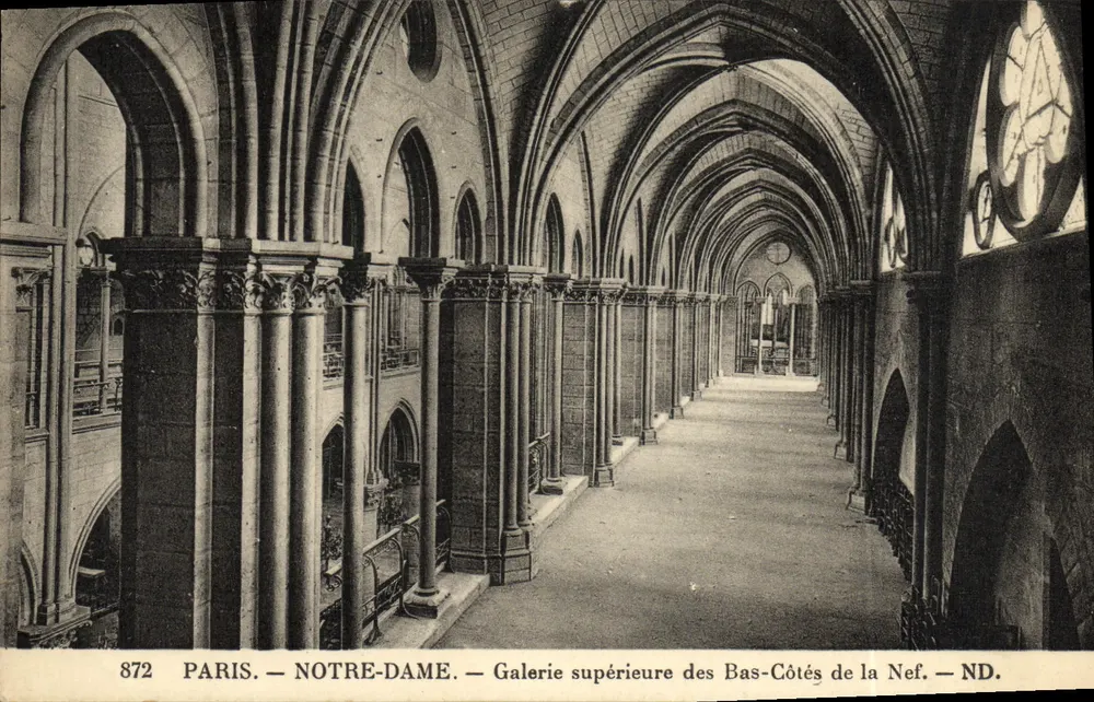 Paris — Notre-Dame — Obergalerie der Seitenkapellen der Kirche — ND. - Vorderseite