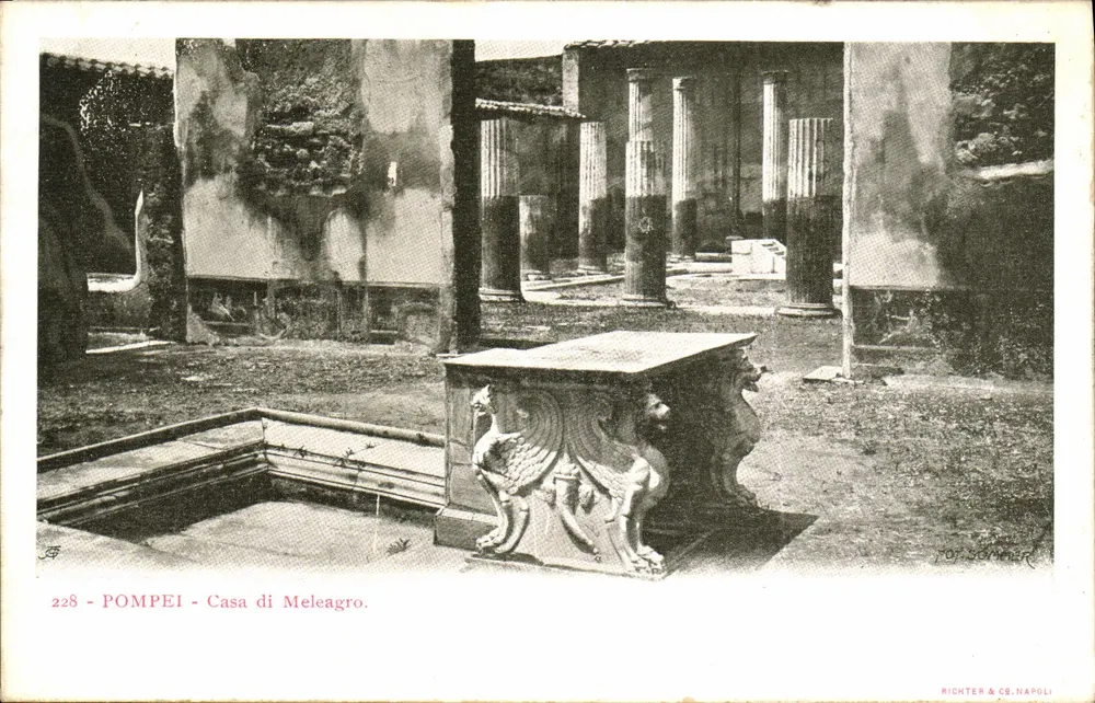 Pompei - Casa di Meleagro — visão das ruínas com um altar com grifos — editor Richter & C°, Nápoles, n° 228 - Frente