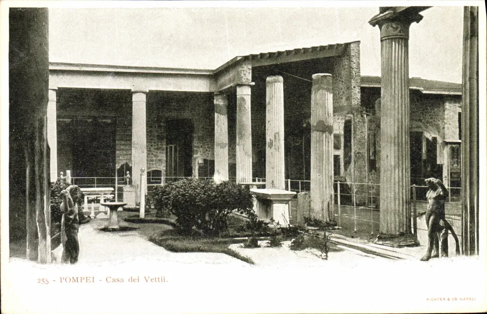 Pompeia - Casa dos Vettii — vista do pátio com colunas e estátuas — Richter & Co. Napoli, n° 255 - Frente