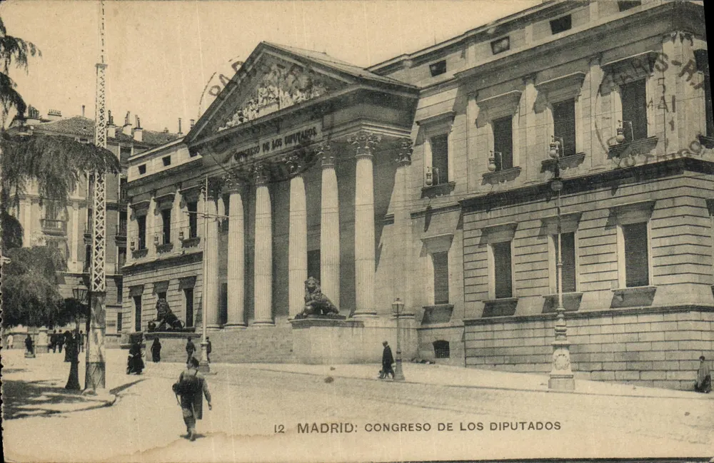 Madrid: Congreso de los Diputados — Fotografia da fachada neoclássica com colunatas e leões, editada por Fotografia de Haya y Mecer, Madrid - Frente