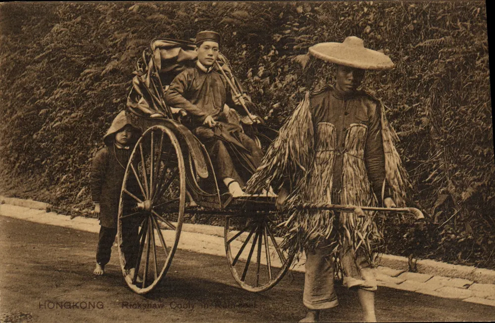 Hong Kong — Coolie met rickshaw onder een regenjas — Komor & Komor - Voorkant