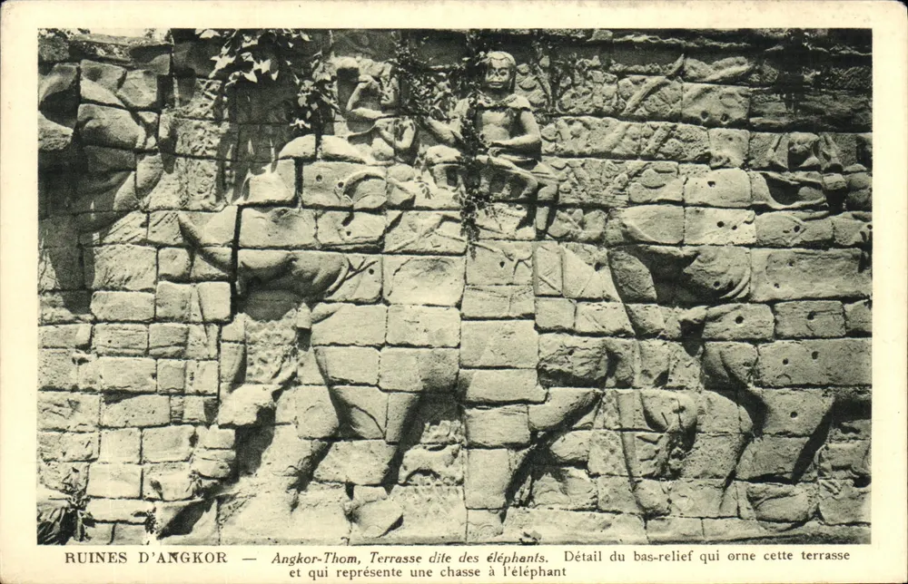 Ruinen von Angkor — Angkor-Thom, Elefantenterrasse — Detail der Reliefdarstellung einer Elefantenjagd - Vorderseite