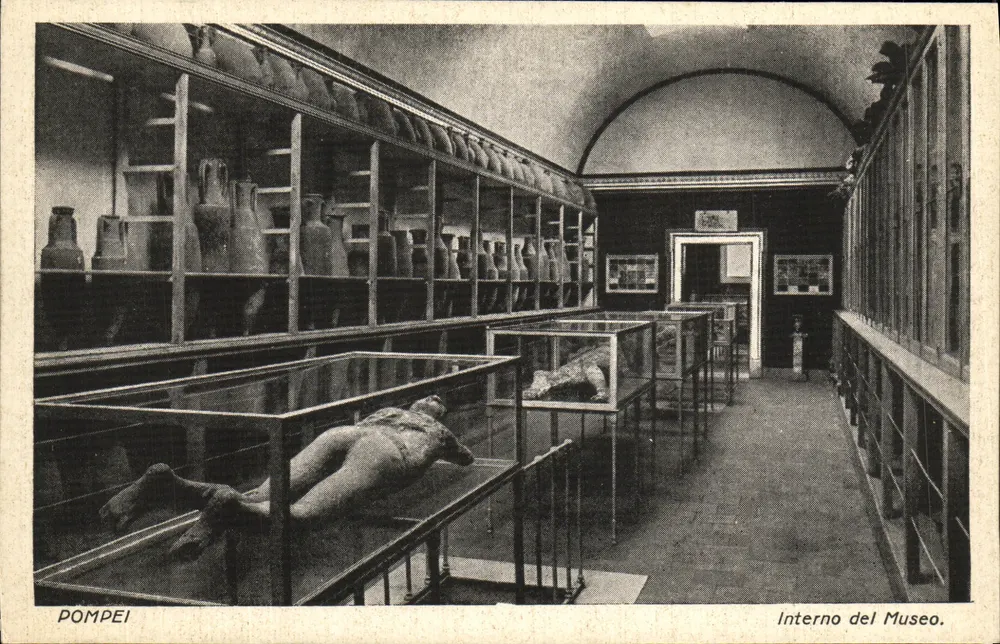 Pompeia — Interior do museu com vitrines de objetos e corpos preservados — editor Platinine - Frente