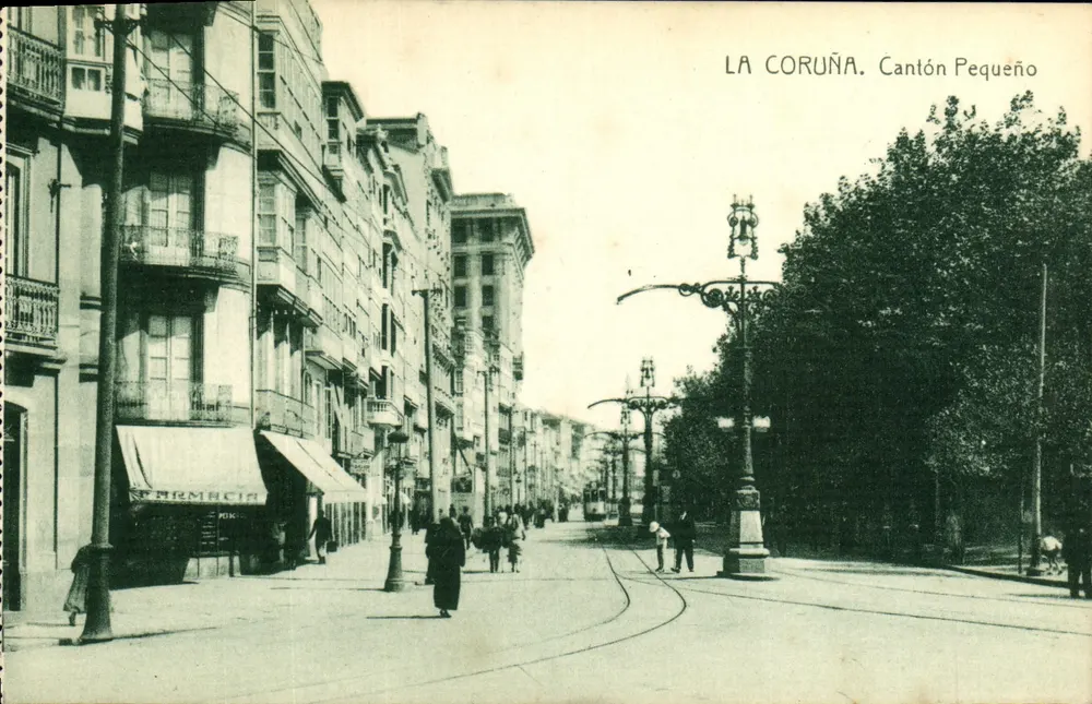 La Coruña. Cantón Pequeño — vista de rua com trêmio e farmácia — editor Fototipia Thomas, Barcelona - Frente