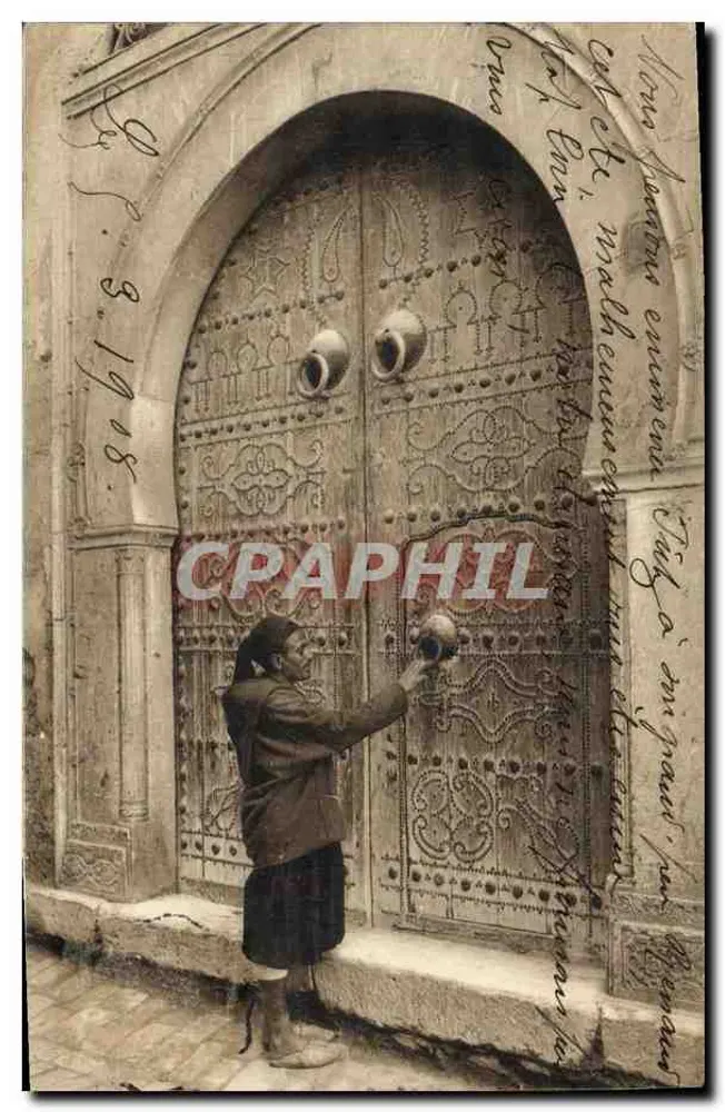 Mulher diante de uma porta árabe ornada — Argélia — Edições da Maison Arabe, n°20 - Frente