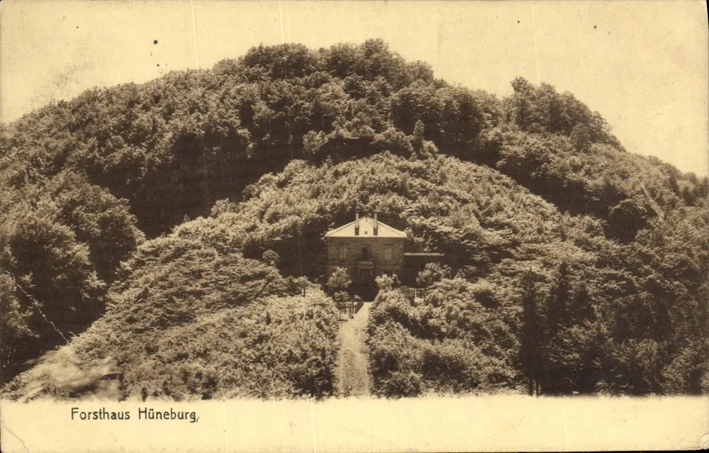 Forsthaus Hünenburg — casa florestal em uma colina florestada — editor não visível - Frente