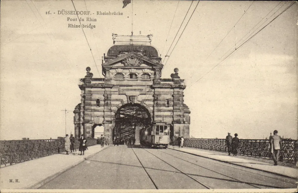 Düsseldorf - Rheinbrücke — Ansicht der monumentalen Einfahrt mit Straßenbahn — M.H. Nr. 16 - Vorderseite