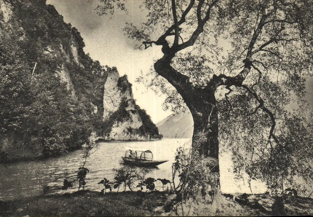 Sasso di Gandria — widok jeziora z północnego zachodu z łódką — wydawnictwo Photoslos, nr 3970 - Awers