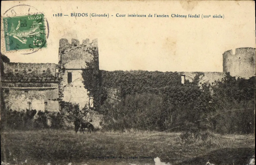 Budos (Gironde) — Innenhof des ehemaligen feudalen Schlosses (13. Jahrhundert) — Grangé-le-Dutreau, Langoen (Gironde) - Vorderseite