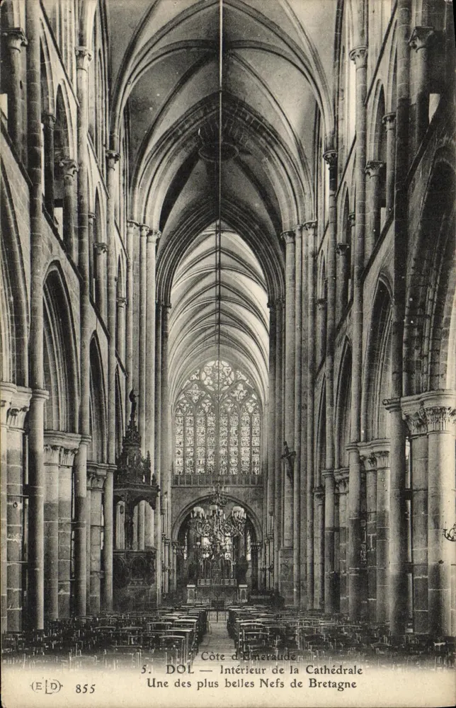 DOL — Innenansicht der Kathedrale — Eine der schönsten Kirchenschiffe der Bretagne - Vorderseite