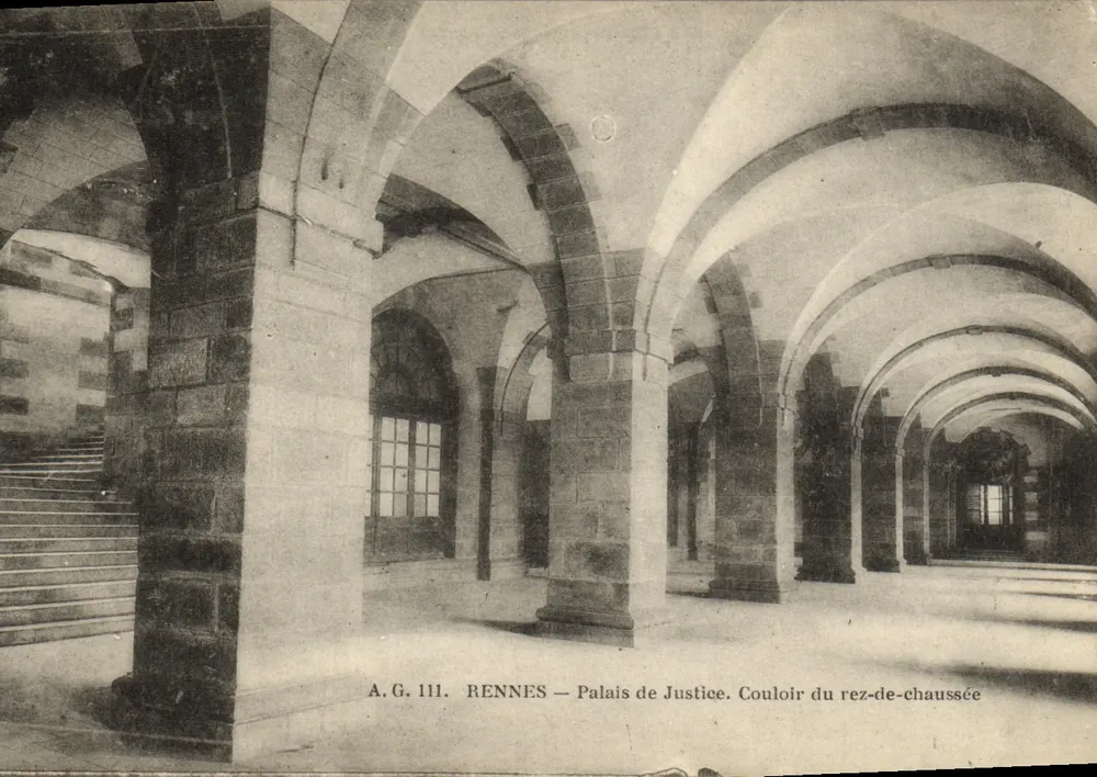 Rennes — Palast der Gerechtigkeit. Erdgeschossflur — A.G. 111 - Vorderseite
