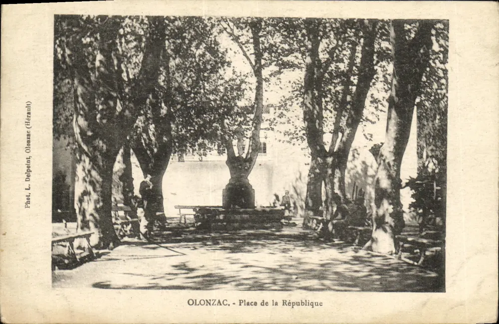 Olonzac - Praça da República — Fot. L. Delpeint (Hérault) - Frente