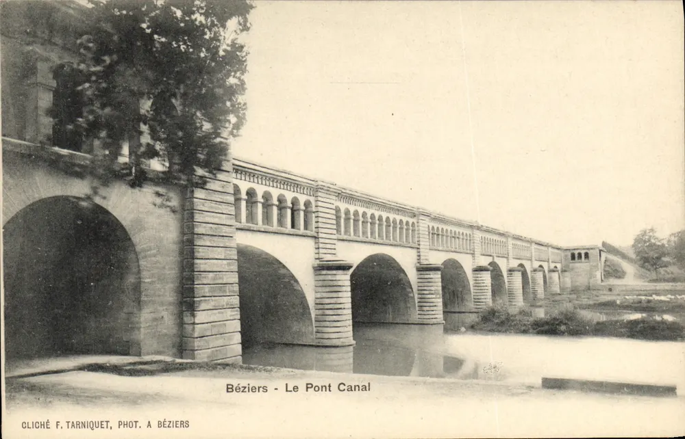 Béziers - De Kanaalbrug — uitzicht op de brug met boogvormige constructie over het kanaal — Cliché F. Tarniquet, Fot. A Béziers - Voorkant
