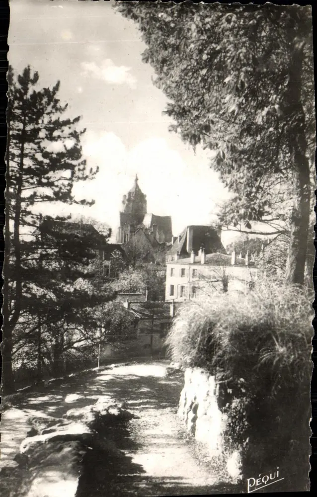 Dole (Jura) — A Catedral vista do curso Saint-Mauris — Péquignan, Besançon - Frente