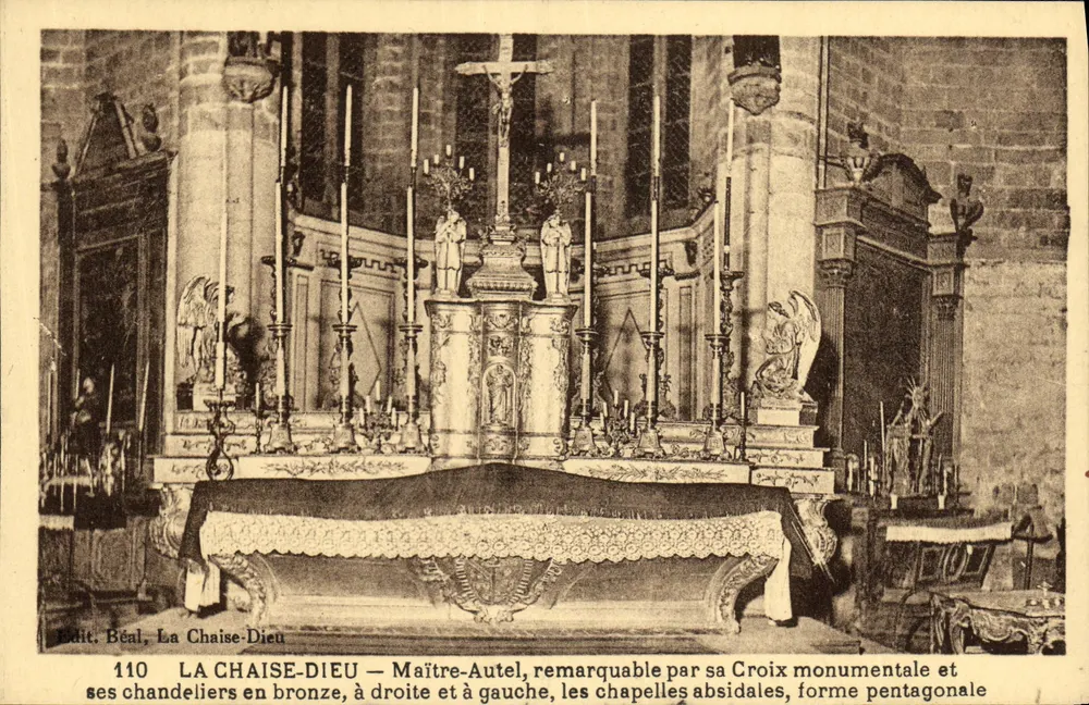 La Chaise-Dieu — Altar-mestre notável por sua cruz monumental e candelabros em bronze, à direita e à esquerda, as capelas absidais, forma pentagonal — Edit. Béal, n°110 - Frente