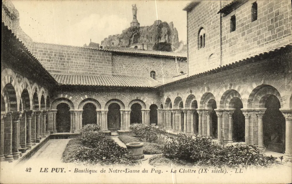 Le Puy - Basílica de Nossa Senhora do Puy - O Claustro (século IX) — LL - Frente