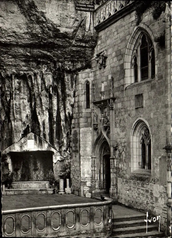 Roc-Amadour (Lot) — Fassade der Kirche Notre-Dame mit dem Schwert des Roland « Durandal » — Yvon - Vorderseite
